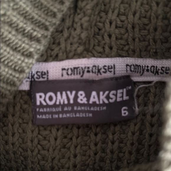 Green Hooded Sweater with Chunky Knit and Ribbed Pattern - Picture 2 of 8